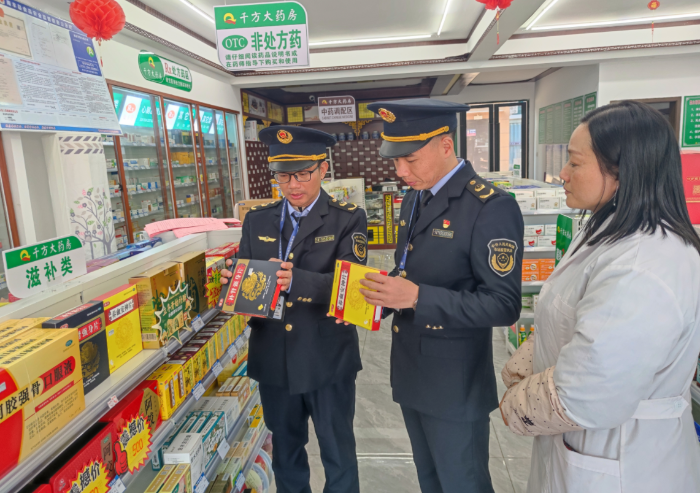 圖為3月2日，該局執(zhí)法人員在一家零售藥店檢查滋補養(yǎng)顏類藥品質(zhì)量。