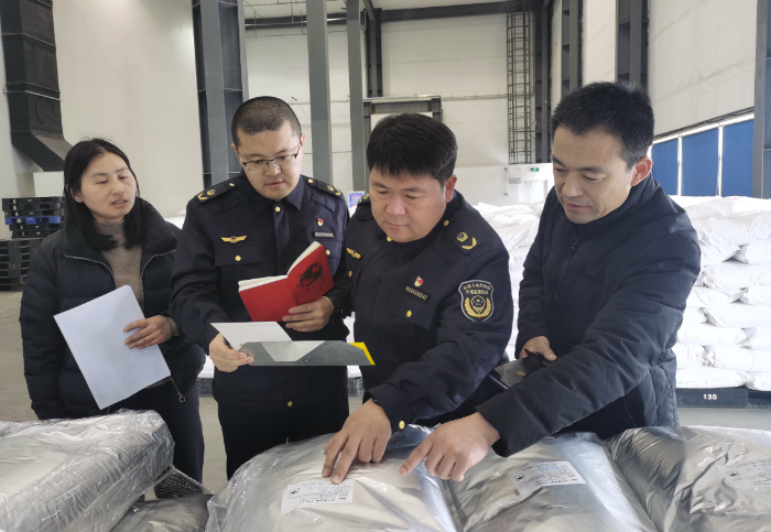 圖為該局執(zhí)法人員在一家藥品生產(chǎn)企業(yè)檢查藥品原料質(zhì)量。