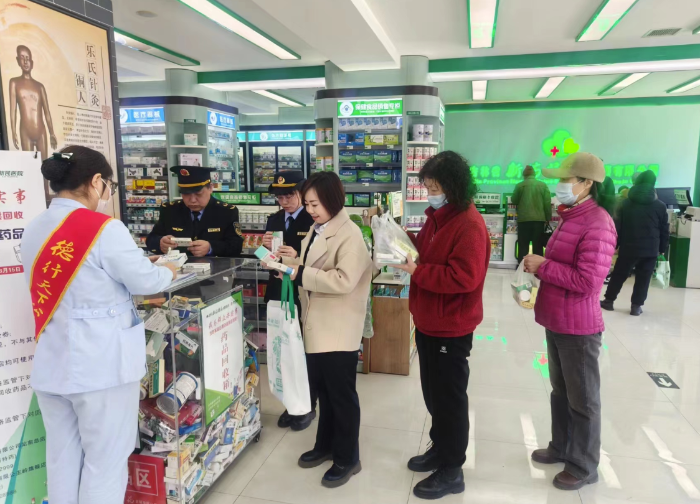 圖為當(dāng)?shù)厥忻褊x躍參與過(guò)期藥品回收活動(dòng)現(xiàn)場(chǎng)。