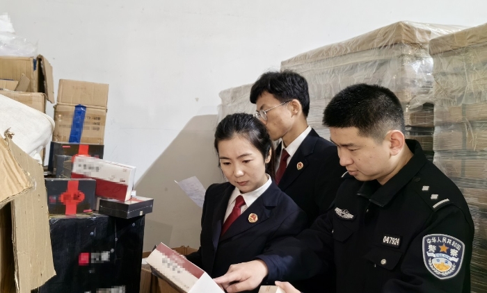 辦案人員清點(diǎn)涉案物品