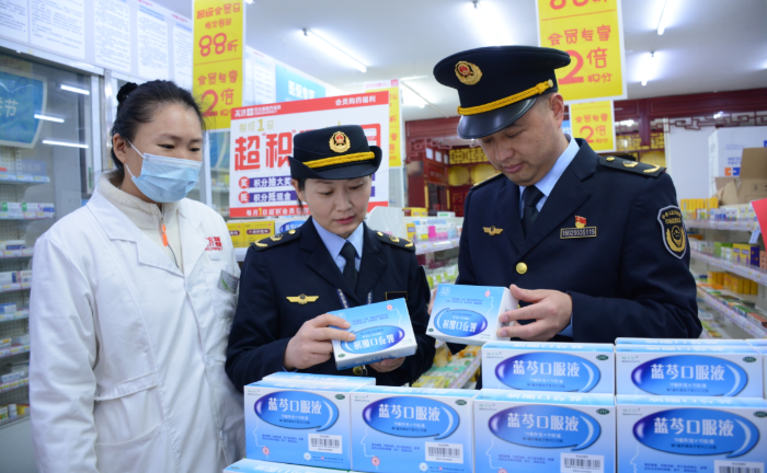 圖為該所執(zhí)法人員在一家藥店檢查春季常用藥品。