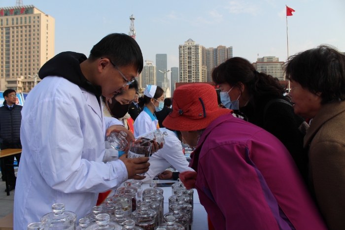 圖為甘肅省藥品檢驗(yàn)研究院工作人員為社區(qū)居民講解中藥材安全知識(shí)。