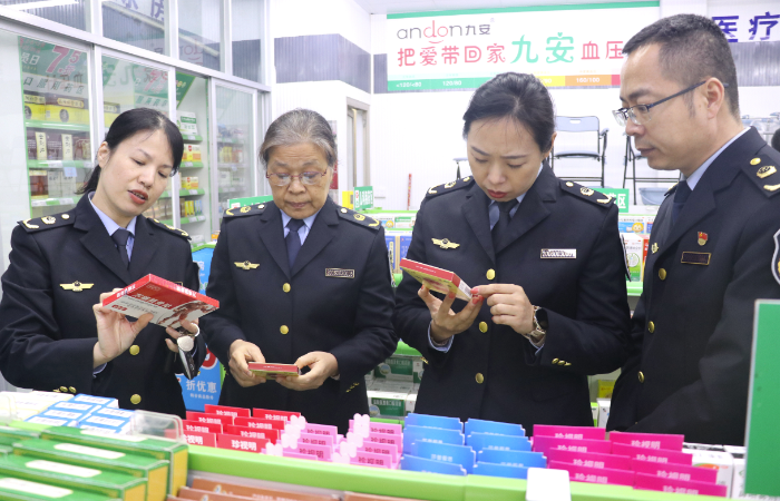 圖為該局執(zhí)法人員深入轄區(qū)藥店進(jìn)行抽查。