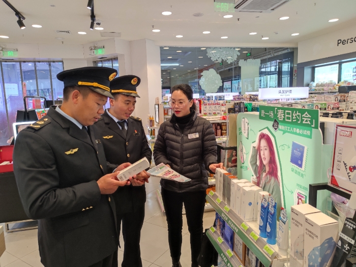 圖為3月19日，該局執(zhí)法人員在化妝品專賣店檢查。