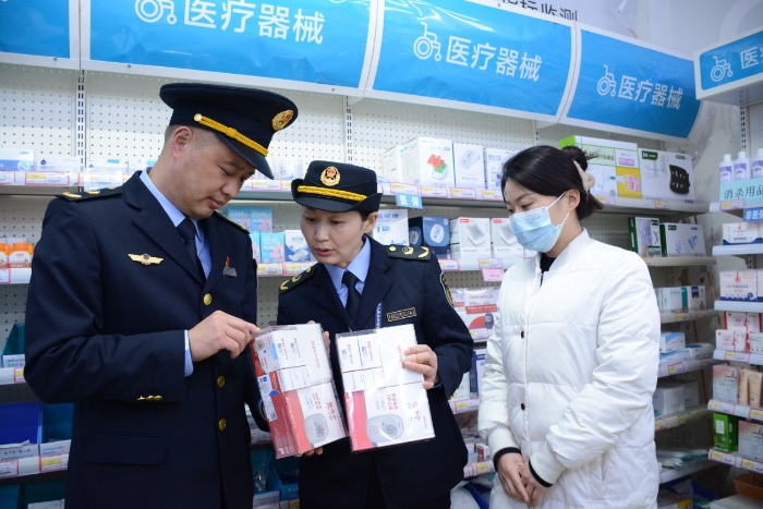 圖為該局執(zhí)法人員在一家醫(yī)療器械經營企業(yè)檢查血糖儀質量情況。