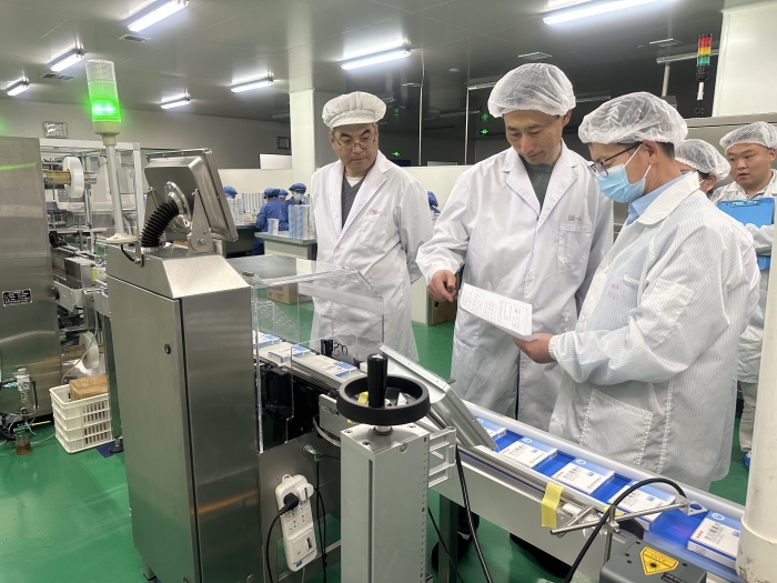 圖為監(jiān)管人員在一家抗生素生產(chǎn)企業(yè)對(duì)批生產(chǎn)記錄進(jìn)行核對(duì)