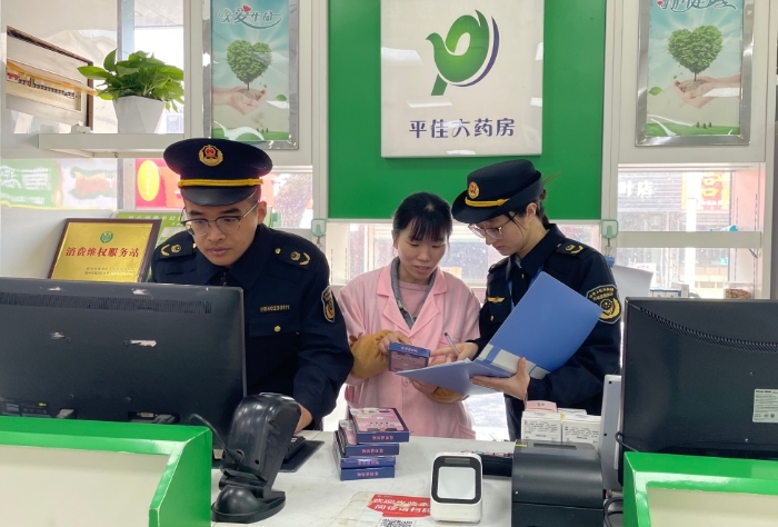 圖為執(zhí)法人員在一家醫(yī)療器械網(wǎng)絡(luò)銷(xiāo)售單位開(kāi)展檢查。