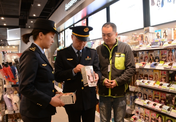 圖為執(zhí)法人員在一家化妝品店檢查染發(fā)類特殊化妝品。