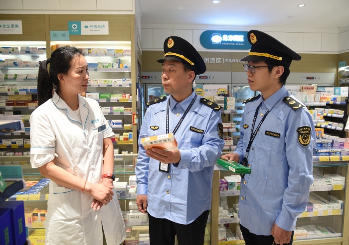 圖為執(zhí)法人員在一家藥店檢查藥品經(jīng)營(yíng)情況。
