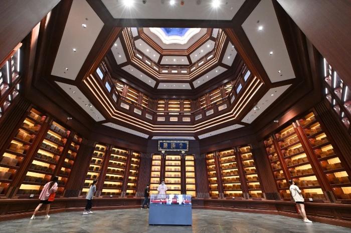 2022年7月30日，觀眾在中國國家版本館中央總館文瀚廳內(nèi)參觀。當(dāng)日，中國國家版本館開館暨展覽開幕式在中國國家版本館中央總館舉行。新華社記者 李鑫 攝