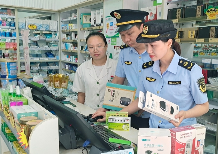 圖為執(zhí)法人員在轄區(qū)內(nèi)藥店檢查藥械化質(zhì)量。