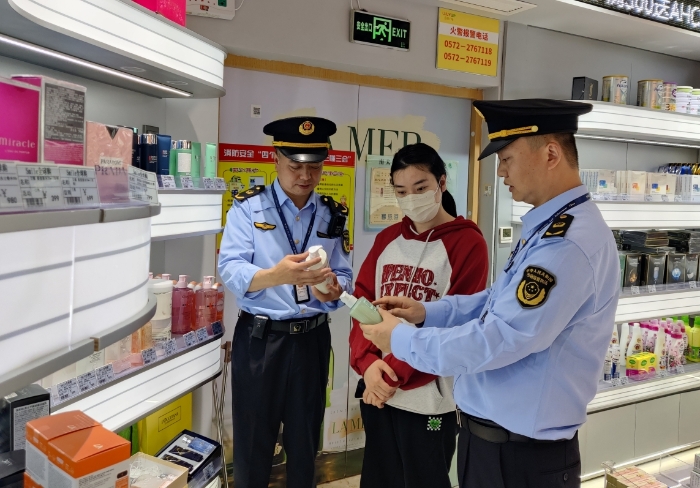 圖為該分局執(zhí)法人員對(duì)一家進(jìn)口化妝品經(jīng)營(yíng)主體開(kāi)展現(xiàn)場(chǎng)檢查。