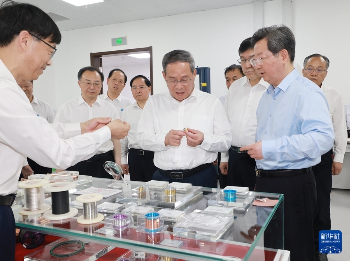 5月22日至23日，中共中央政治局常委、國務(wù)院總理李強(qiáng)在河南調(diào)研。這是5月22日，李強(qiáng)在中原科技城河南省科學(xué)院調(diào)研。新華社記者 王曄 攝