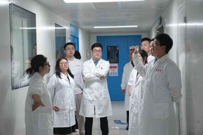 圖為實驗員講解實驗室。