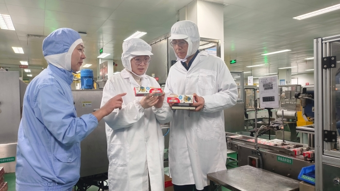 圖為執(zhí)法人員對兒童牙膏生產(chǎn)線進(jìn)行現(xiàn)場檢查。（張力文 攝）