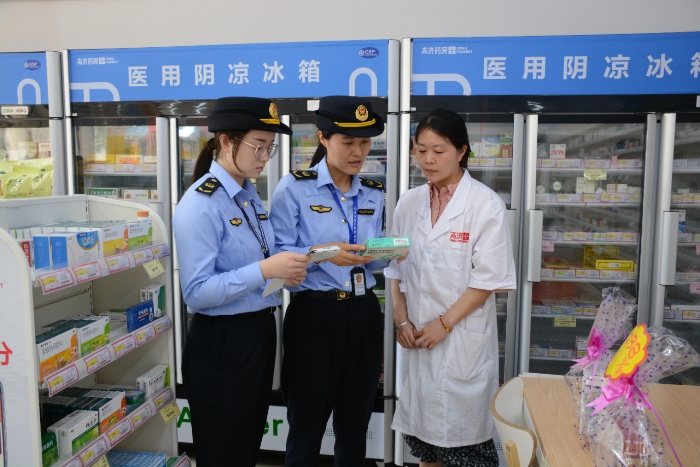 圖為開(kāi)封市金明池市場(chǎng)監(jiān)管所執(zhí)法人員在一家零售藥店檢查陰涼藥品存儲(chǔ)情況。