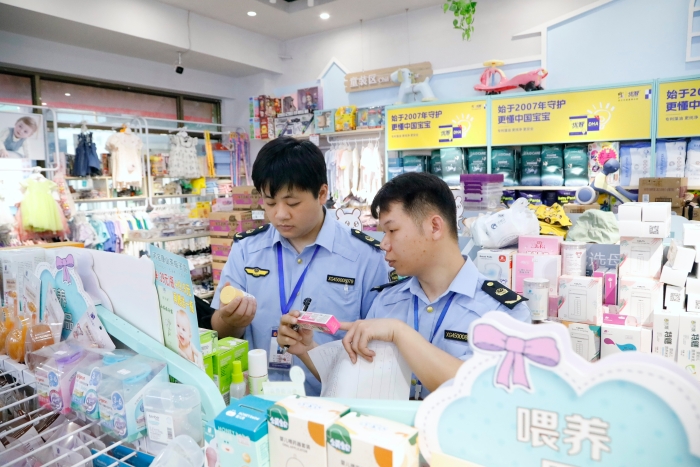 圖為該局執(zhí)法人員在一家母嬰用品店檢查兒童化妝品。（何正君 攝）