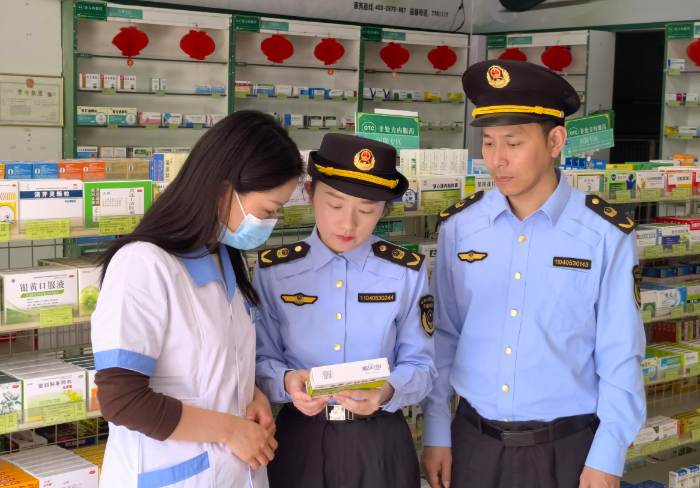 圖為該所執(zhí)法人員在一家藥店檢查藥品安全。