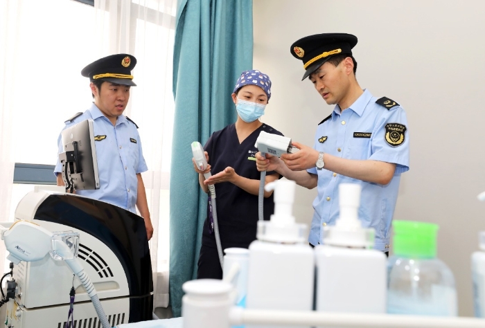 圖為南黎街道市場(chǎng)監(jiān)管所執(zhí)法人員在醫(yī)療器械使用單位檢查。