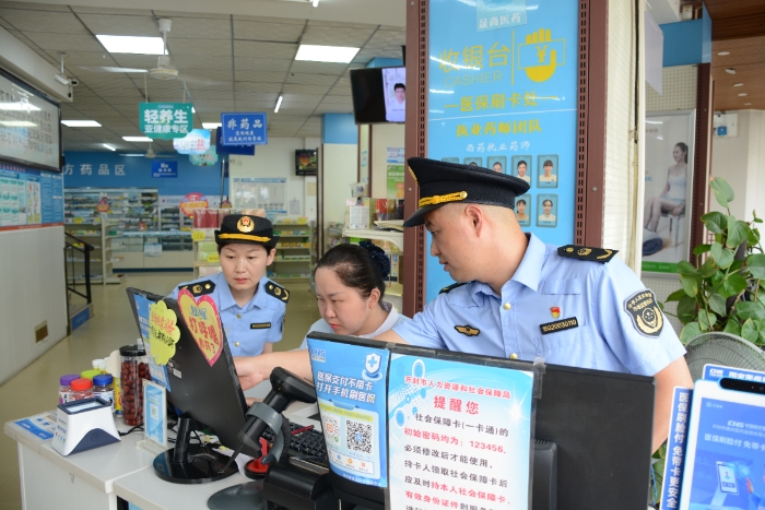 圖為執(zhí)法人員在一家零售藥店檢查藥品網(wǎng)絡(luò)銷售情況。