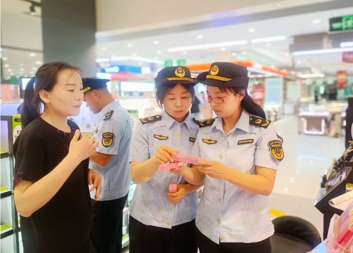 圖為該局執(zhí)法人員對被抽樣單位實施監(jiān)督檢查。