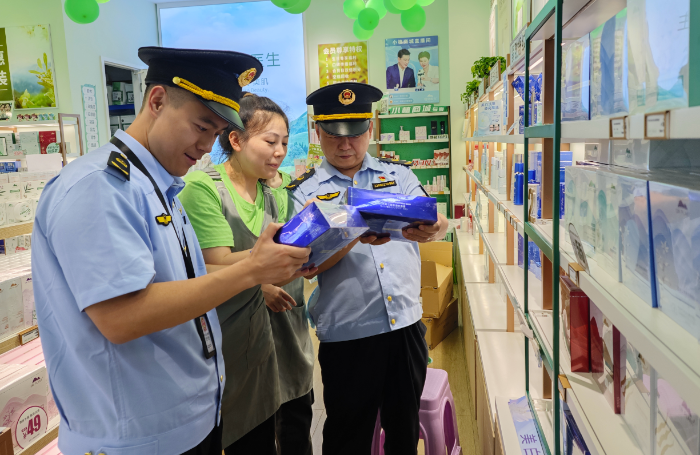 圖為6月21日，該局執(zhí)法人員在一家專賣店檢查化妝品。