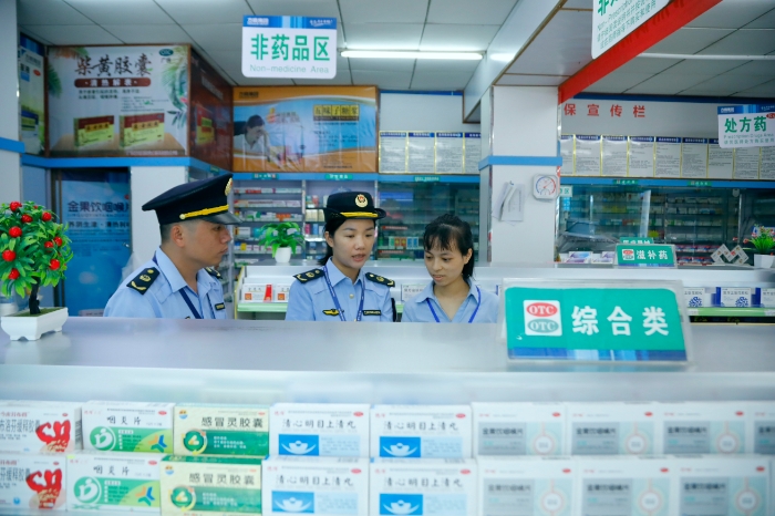 圖為6月25日，南陽(yáng)鎮(zhèn)市場(chǎng)監(jiān)管所執(zhí)法人員在一家藥店進(jìn)行檢查。（何正君 攝）