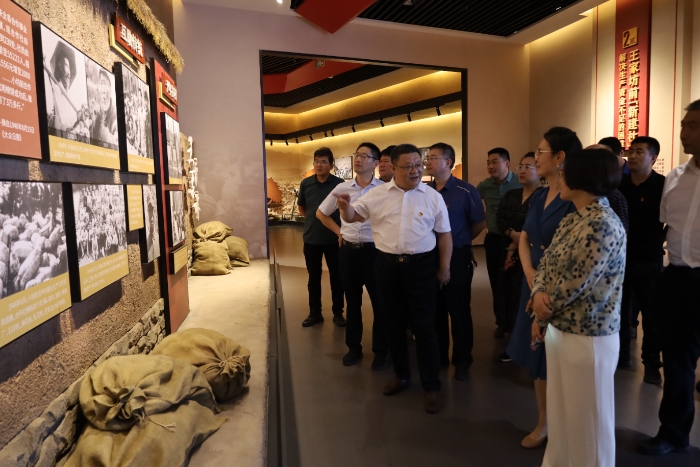 圖為第五分局黨員在沂蒙精神厲家寨展覽館參觀學(xué)習(xí)。趙蘭芳 攝