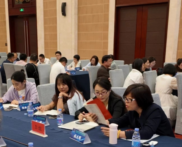 圖為交流座談環(huán)節(jié)，學(xué)員們紛紛分享此次培訓(xùn)的心得體會(huì)。（殷芝 攝）