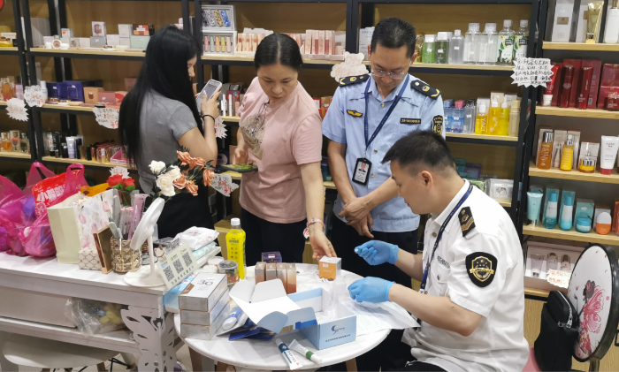 圖為抽樣人員在一家商店對化妝品進行快檢。（李方攝）