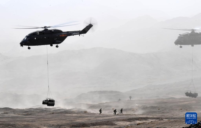 陸軍練兵備戰(zhàn)及轉(zhuǎn)型建設(shè)集訓(xùn)中，某空中突擊旅進行實兵實彈演練（2018年5月23日攝）。新華社記者 張永進 攝