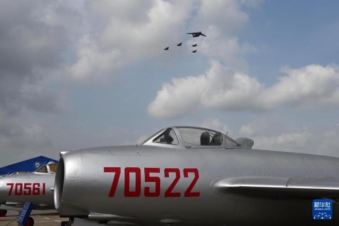 在空軍航空開放活動·長春航空展上，運油-20和殲-20、殲-16加油編隊從米格-15飛機上空飛過（2023年7月29日攝）。新華社發(fā)（余紅春 攝）