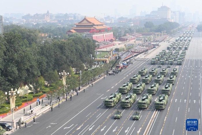 2019年10月1日上午，慶祝中華人民共和國成立70周年大會在北京天安門廣場隆重舉行。這是裝備方隊通過天安門廣場。新華社記者 普布扎西 攝