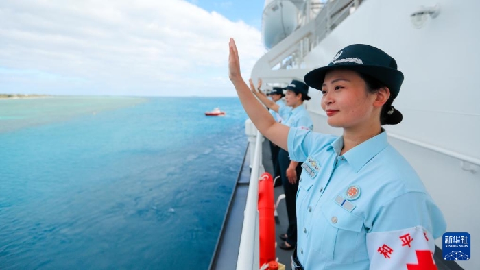 中國海軍“和平方舟”號醫(yī)院船結(jié)束訪問湯加時，任務(wù)官兵中的文職人員向歡送人群揮手告別（2023年8月4日攝）。新華社發(fā)（徐巍 攝）