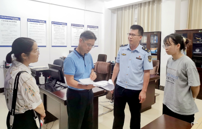 圖為自治區(qū)藥監(jiān)局深入河池市基層市場(chǎng)監(jiān)管所調(diào)研指導(dǎo)整治工作。