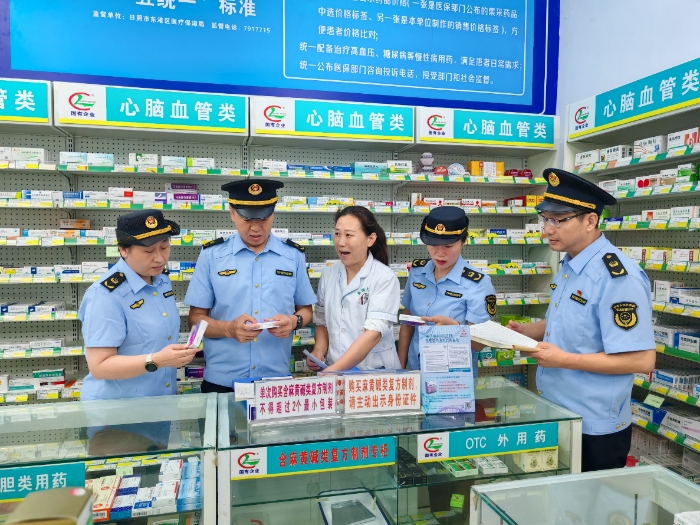 圖為聯(lián)合檢查組執(zhí)法人員在藥店檢查藥品經(jīng)營(yíng)情況。