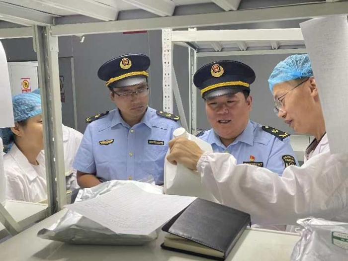 圖為第五分局執(zhí)法人員在生產(chǎn)企業(yè)檢查染發(fā)類化妝品。