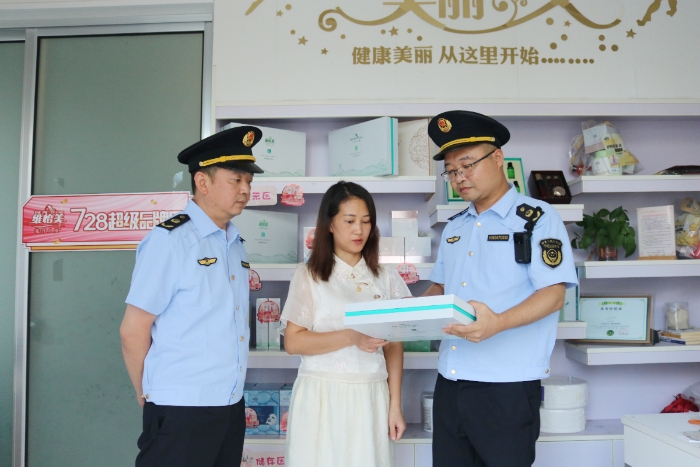 圖為該局執(zhí)法人員在一家化妝品專賣店檢查化妝品標(biāo)簽。