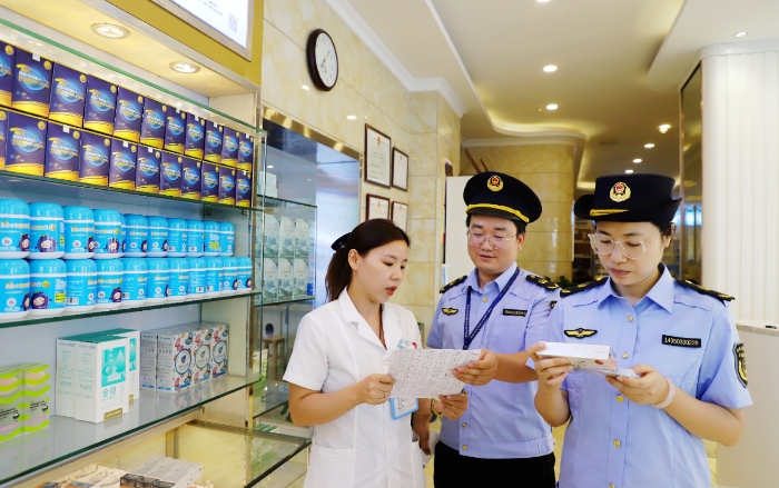 圖為8月7日，該局監(jiān)管人員在一家眼鏡店檢查隱形眼鏡。