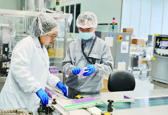 圖為浙江省藥品檢查中心組織開展新進(jìn)檢查員駐企實(shí)訓(xùn)中，新進(jìn)檢查員在玫琳凱（杭州）日用品有限公司學(xué)習(xí)化妝品包裝環(huán)節(jié)的質(zhì)量管理體系相關(guān)知識。