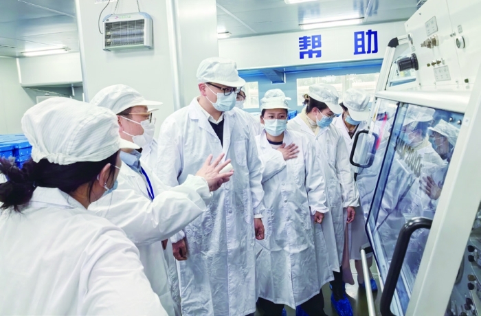 圖為2024年浙江省化妝品職業(yè)檢查“尖兵領(lǐng)航”工程組織檢查員在牙膏生產(chǎn)企業(yè)開展實(shí)訓(xùn)。 浙江省藥監(jiān)局供圖