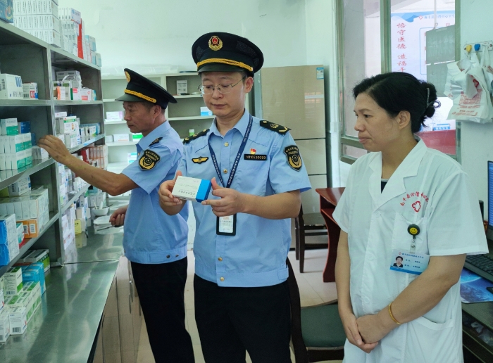 圖為該局執(zhí)法人員在一家鄉(xiāng)鎮(zhèn)衛(wèi)生院檢查藥品有效期。（鄢國卿 攝）