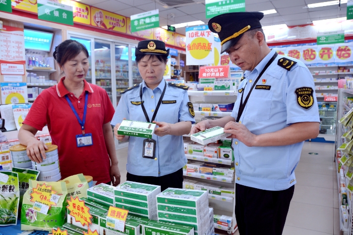 圖為8月12日，該局執(zhí)法人員在一家藥店檢查藥品質(zhì)量。