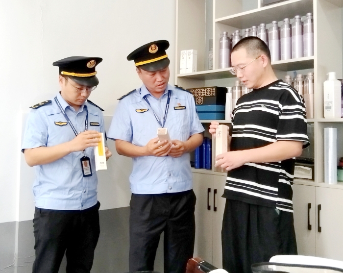 圖為該局執(zhí)法人員檢查轄區(qū)某理發(fā)店使用的染發(fā)類化妝品。