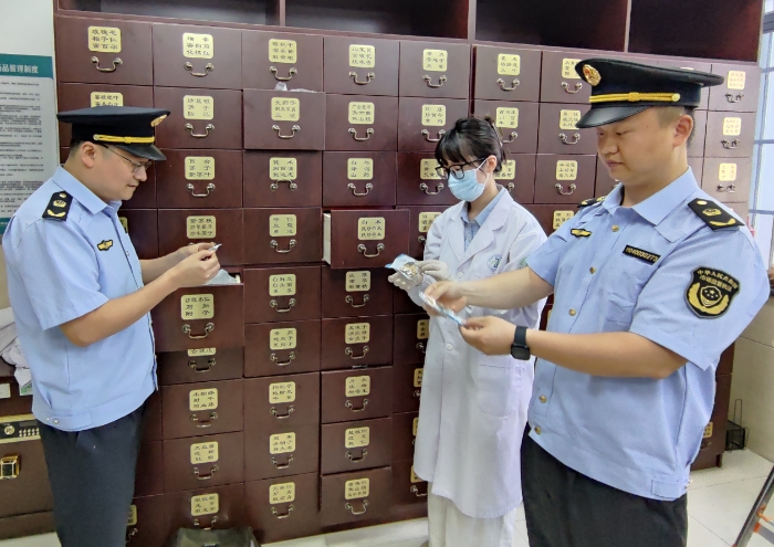 圖為該局執(zhí)法人員對(duì)一家診所經(jīng)營(yíng)的中藥飲片進(jìn)行檢查。（孫建新 湯宏海 攝）