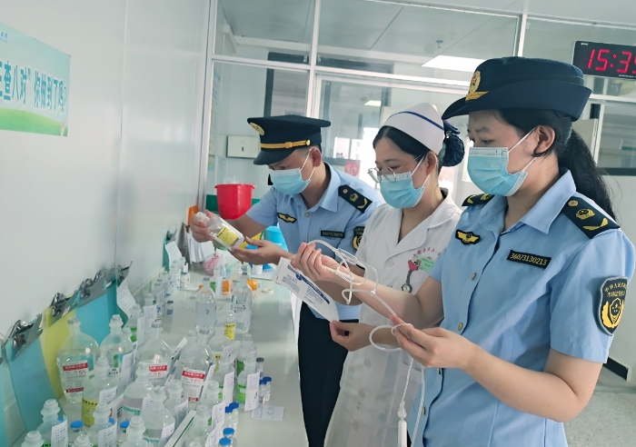 圖為8月15日該局執(zhí)法人員在一鄉(xiāng)鎮(zhèn)衛(wèi)生院檢查無(wú)菌和植入性醫(yī)療器械。