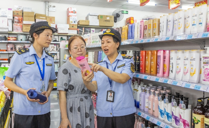 圖為該局執(zhí)法人員在轄區(qū)一家超市化妝品專柜抽查洗發(fā)水情況。（黃勝林 攝）