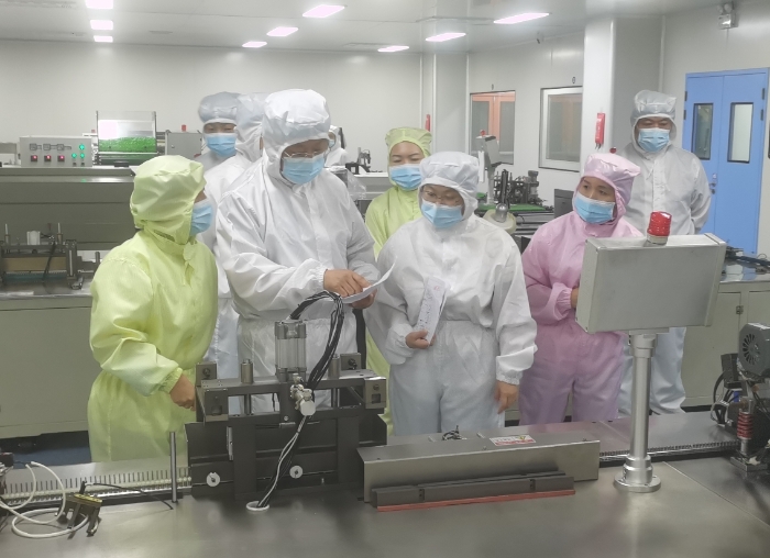 圖為該局執(zhí)法人員在受托生產(chǎn)企業(yè)一次性使用采血針生產(chǎn)車(chē)間進(jìn)行現(xiàn)場(chǎng)檢查。（李君 攝）