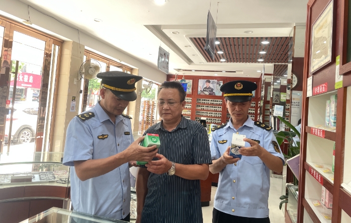 圖為該局執(zhí)法人員現(xiàn)場(chǎng)檢查醫(yī)療器械經(jīng)營(yíng)單位。