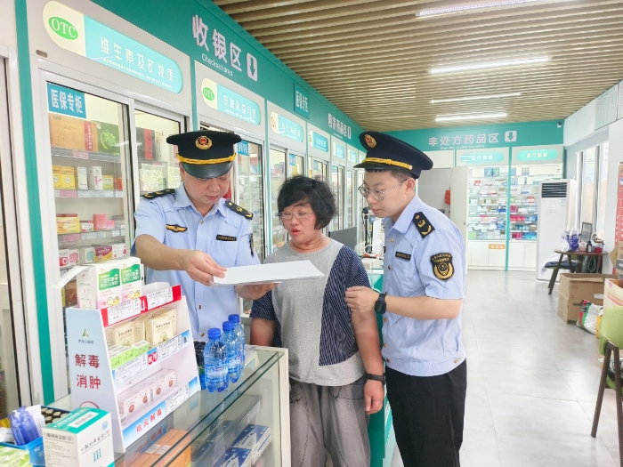 圖為該局執(zhí)法人員在一家藥店現場檢查其經銷臺賬記錄的相關信息等。